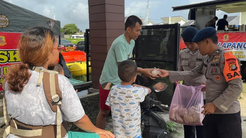 Brimob Polda Metro Kirim 300 Porsi Makanan Untuk Korban Banjir Bekasi