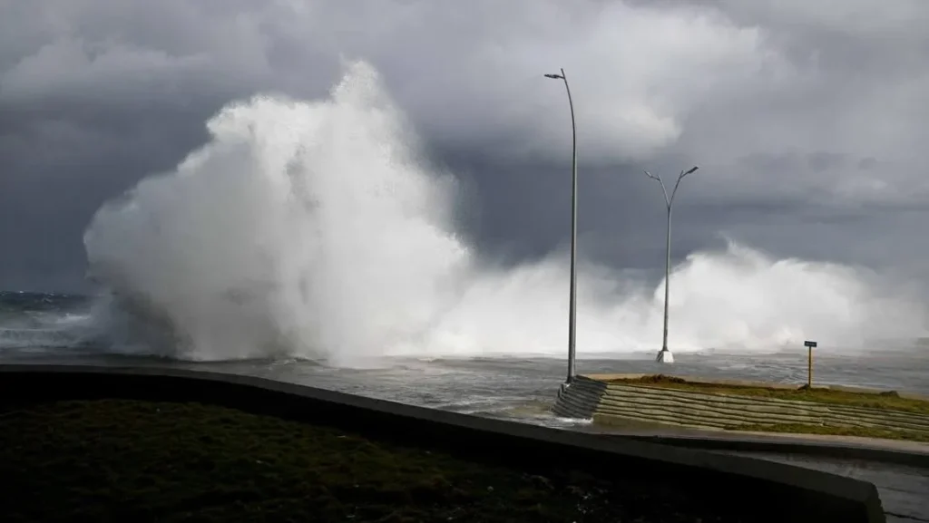 Ombak Besar Terjang Malecon Havana Kuba Terendam Banjir