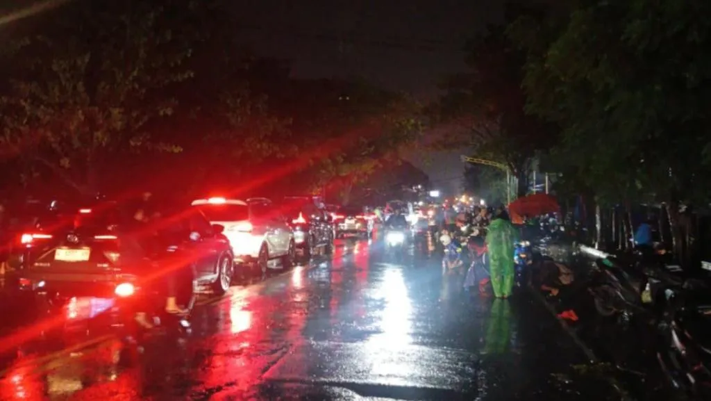 Banjir Rendam Jalur Pantura Pasuruan Lalu Lintas Lumpuh Malam Ini