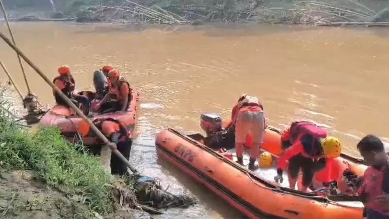 Balita 5 Tahun Terseret Arus Sungai Cisimeut Lebak Sar Lakukan Pencarian