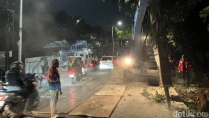 Lajur Kanan Jalan Amblas Lenteng Agung Arah Depok Dibongkar Untuk Perbaikan