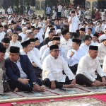 Rano Karno Pimpin Salat Idul Adha Di Balai Kota Jakarta Bersama Ribuan Warga