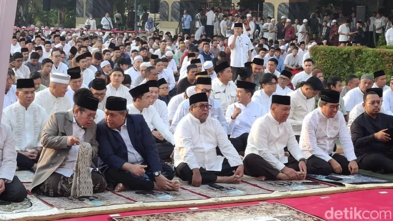 Rano Karno Pimpin Salat Idul Adha Di Balai Kota Jakarta Bersama Ribuan Warga