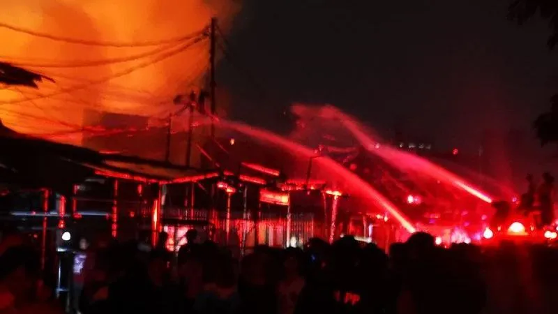 Kebakaran Hebat Landa Kemayoran Enam Warga Sesak Napas Dilarikan Ke Rs