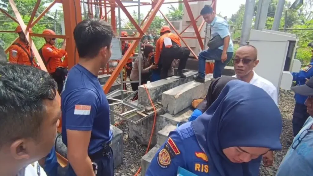 Pria Di Bandar Lampung Panjat Tower 52 Meter Turun Dibujuk Istri Via Ht