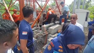Pria Di Bandar Lampung Panjat Tower 52 Meter Turun Dibujuk Istri Via Ht